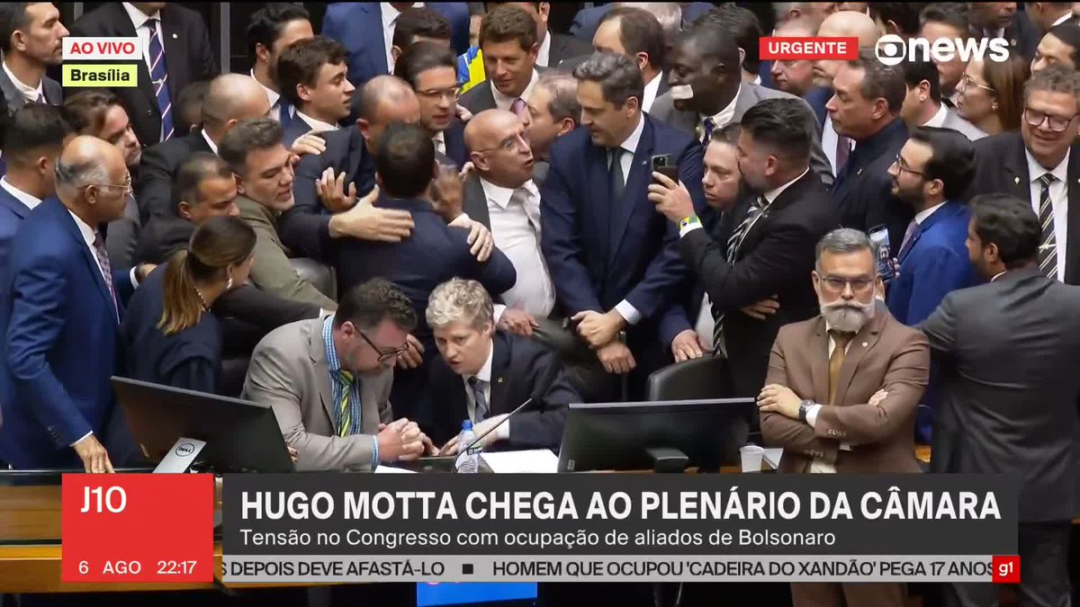 GloboNews acaba de mostrar o deputado Hugo Motta sendo humilhado ao não conseguir sentar na cadeira da presidência. CONGRESSO SEQUESTRADO