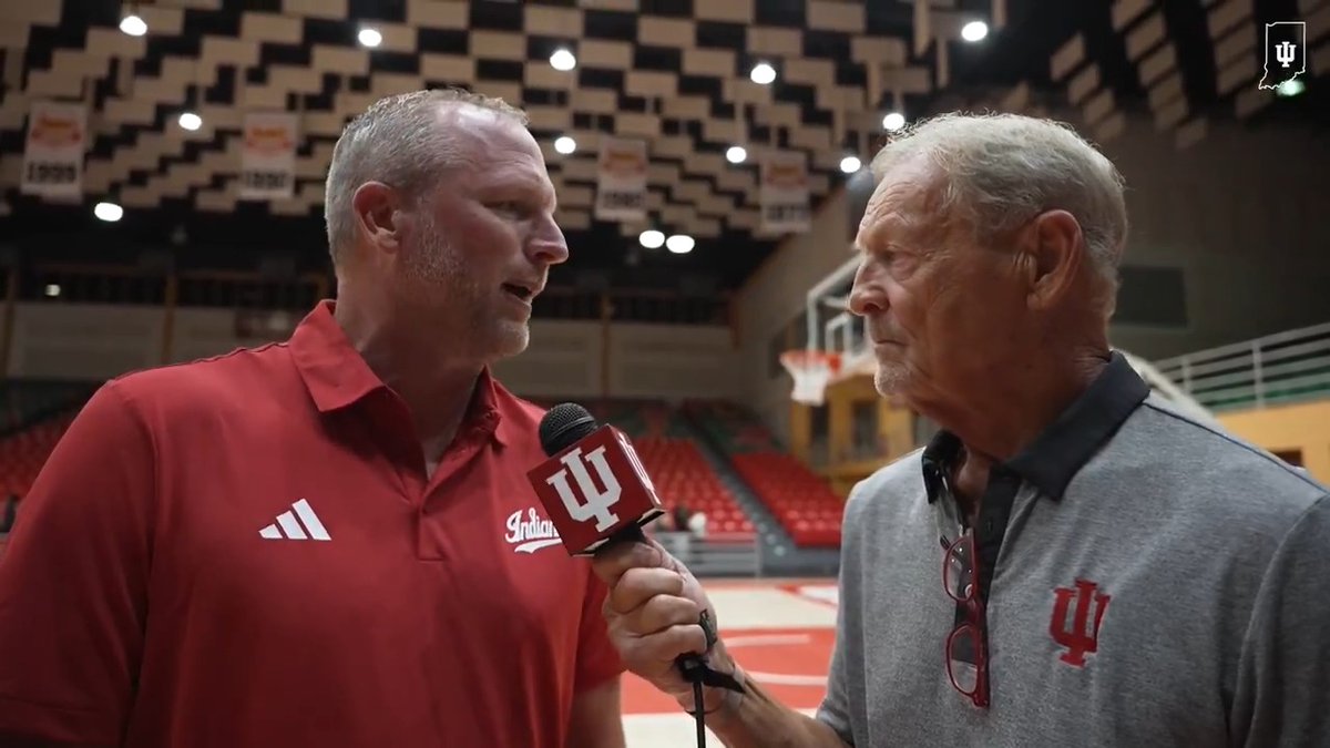 🗣️ Postgame chat in Puerto Rico with Don Fischer & Coach DeVries.