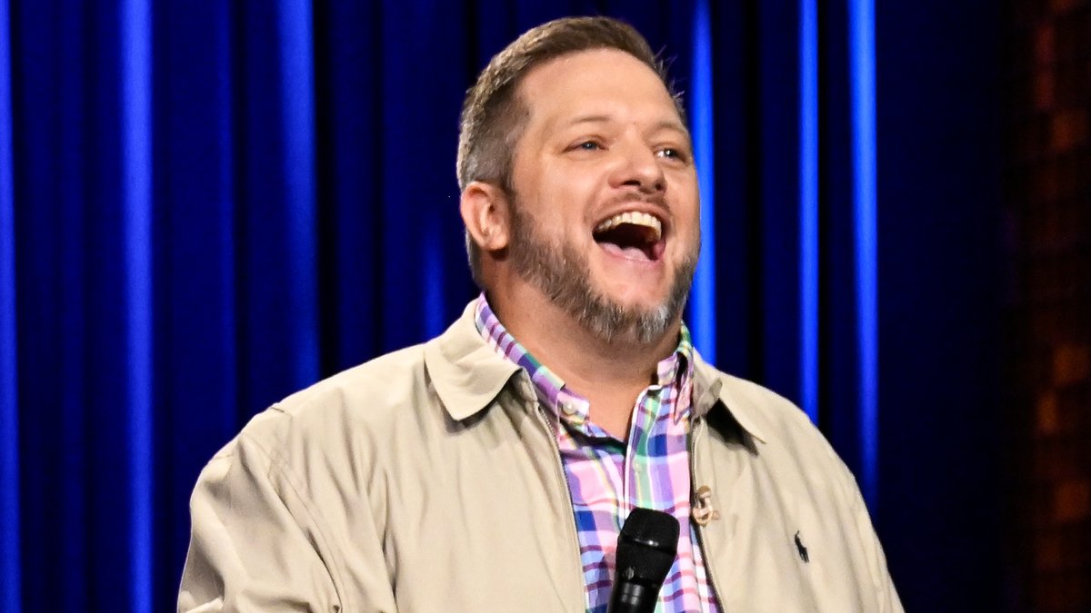 Derrick Stroup thinks kids who rode the bus and kids who got a ride are built different 🤣 #FallonTonight #StandUp
