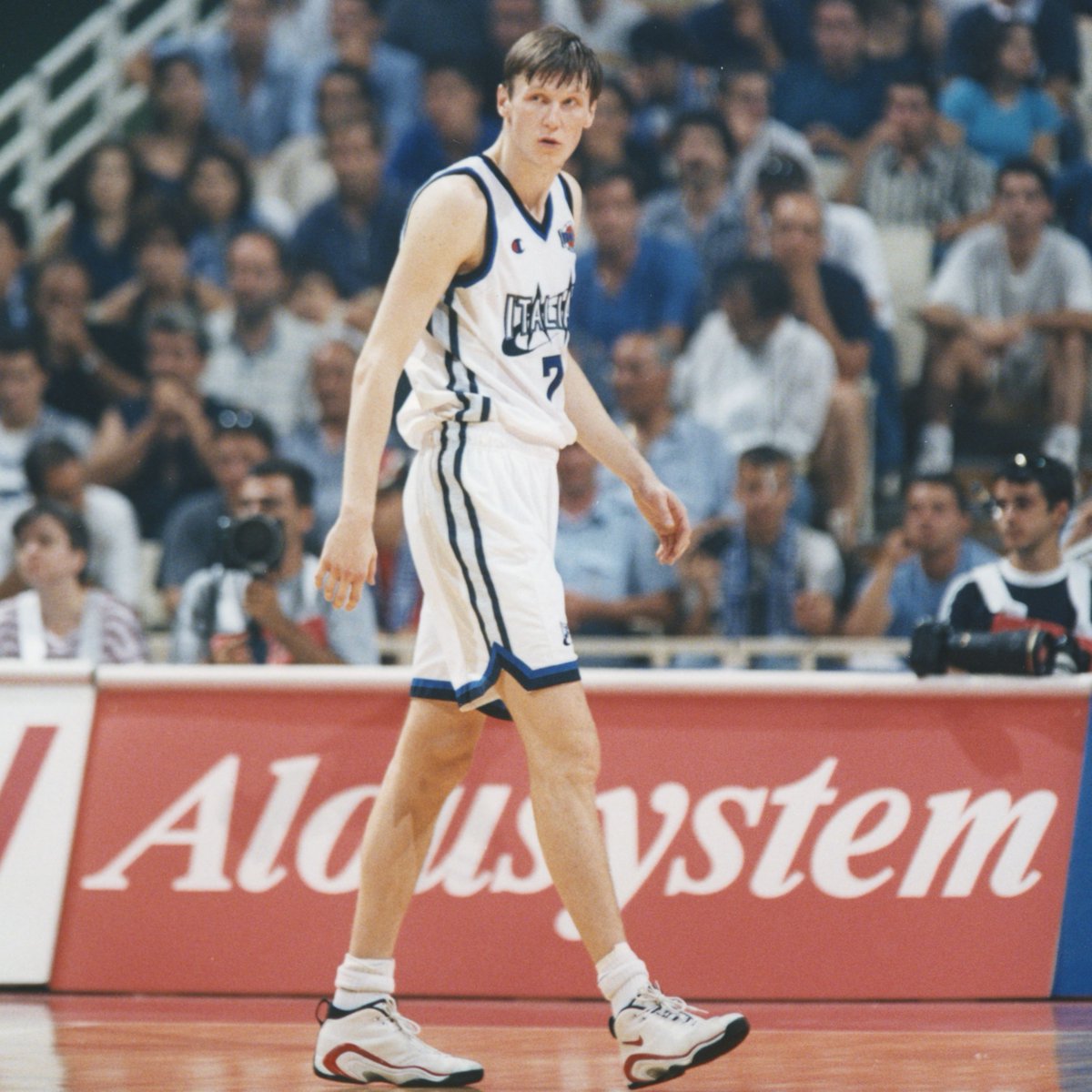 7'1"/ 215 cm tall and skilled as a guard! ๐ฒ Happy Birthday to the #EuroBasket 1999 Champion & MVP Gregor Fucka who was ahead of his time! ๐