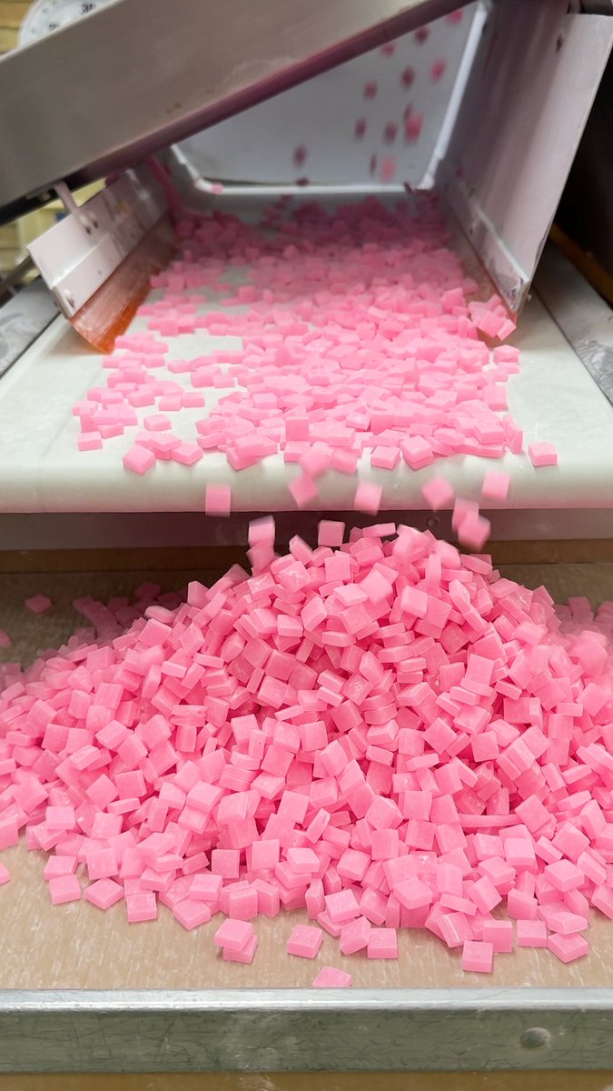 懐かしすぎて涙。みんなが一度は食べたことあるあの駄菓子のピンクのもちもち… 「さくらんぼ餅」が作られる工場に密着🍒