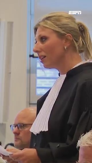 Cindy Snelders, advocaat van de Vitesse-achterban, breekt tijdens haar pleidooi. "Dit komt rechtstreeks uit mijn hart. Ik ben supporter, een geboren Arnhemse en heb een geel-zwart hart." 💛🖤