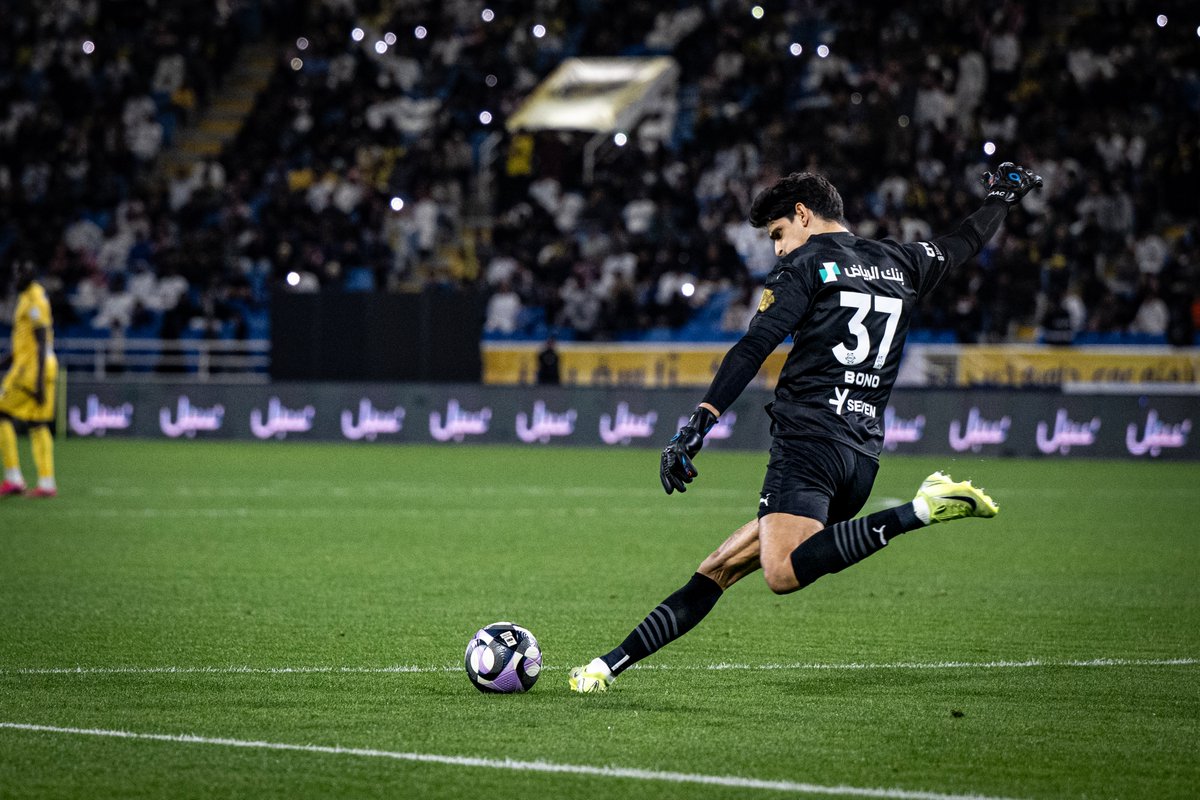 حارسٌ كألف 🧤 حامي عرين نادي الهلال السعودي ياسين بونو ضمن قائمة المرشحين لجائزة بالون دور "ياشين" لأفضل حارس مرمى في العالم 🏆🇲🇦 #دوري_روشن_السعودي | #BallonDor