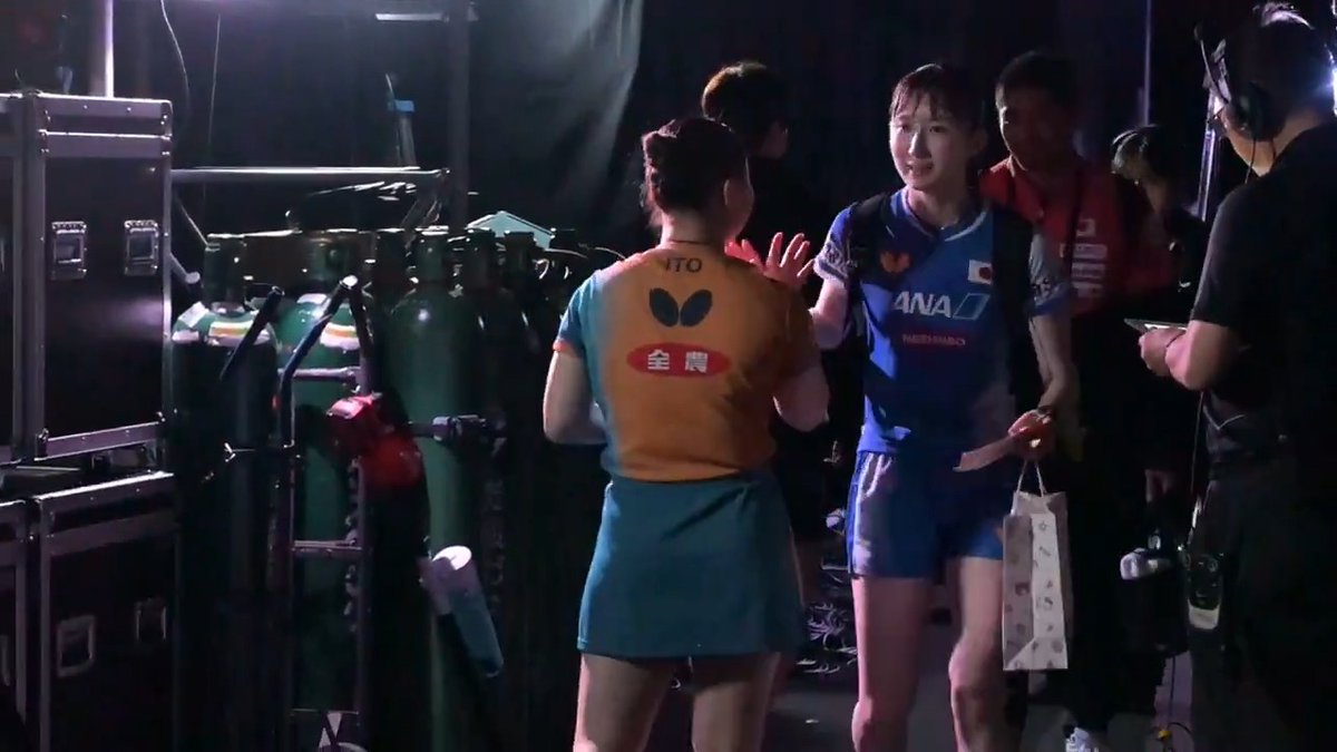 🏓#WTTチャンピオンズ横浜 2025🇯🇵 １回戦を見事勝利した #早田ひな 選手✨ 試合を待つ #伊藤美誠 選手とハイタッチ🖐️✨ PHOTO: Itaru Chiba 📺 #テレ東 で放送中‼️ 📡U-NEXTで日本人戦独占LIVE配信⚡️ ▶️ トーナメント表・試合日程 👉