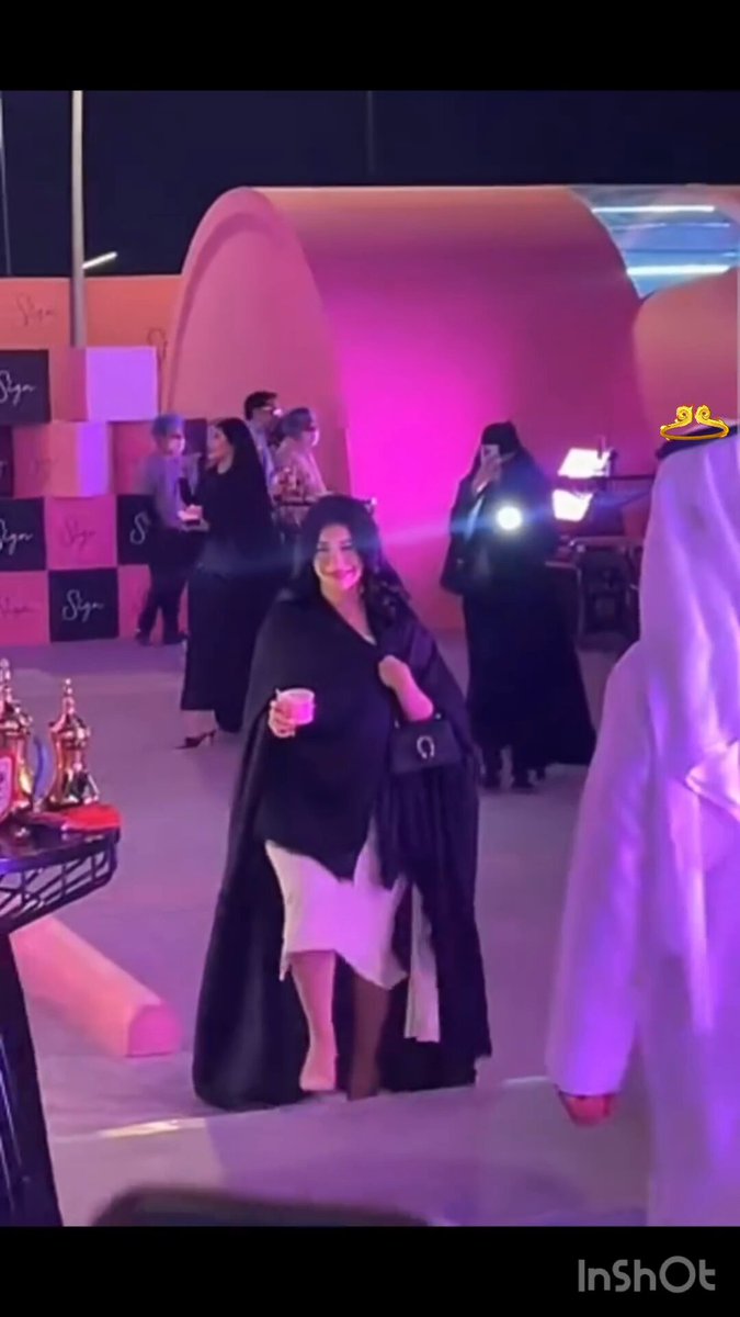 “بين الوعي والدياثة… ضاعت رجولتك”💍💅🏼 يقول: “أنا مؤمن بحرّيتها… أدعمها تتحرّر” بس الحقيقة؟ هو ما دعمها… هو طلّق غيرته، لبّس دياثته شماغ وسمّاه “وعي” وصار كل يوم يطلع معاها وهو يحسب نفسه واعي، وهي تمشي كأنها حفلة زنا متنقلة 👠💋🔥 يا المتحرر، مرتك ما عادت تمشي… تمارس فجور علني، تتقصّد إنها تكشف، تبرق، تلمع، كأنها تقول: “هالكس فُتح… من يشتهي يدخل؟” 🍑💄 كل فحل شافها، ما قال: “ما شاء الله متحرره” قال: “الله يجزاه خير زوجها… سلّمها بيده، ووقف يصفّق” 👏🏾😈 الليلة، وهي تتبختر، عطرها يتطاير فـ عيونهم، وصدرها يهتز، وإنت؟ تبرّر… لكن ريحة الكس سبقتك، ونظراتهم تسرقها منك وأنت تحسب نفسك رجل. 😮‍💨 كلهم عرفوا الحقيقة: هاذي حرمة نيك، وراها ديوث معتبر، قال: “خذوها… ترى أنا متفهم!” وكل فحل حطها بـ خياله، وتمناك تقول: “شرفني زبك يا طويل العمر… هي تحب القوي!” 🖤💦😈 #بين_الوعي_والعار #معصيتّيَ_رِحّتِي #خضوع_باسم_الفكر #ديوث_بدوي