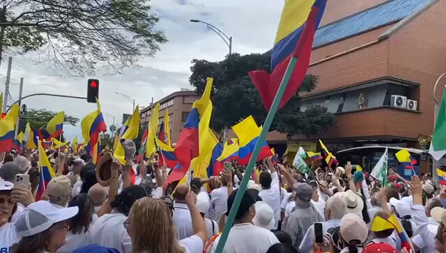 🚨| ÚLTIMA HORA: Con de miles de Patriotas colombianos, inicia la la marcha “Uribe Inocente” en Medellín. ¡La gente grita FUERA PETRO! 🇨🇴 Colombia hoy sale a las calles en masa para rechazar al comunismo y defender la democracia. Dale ME GUSTA Y RT si apoyas a estos valientes.