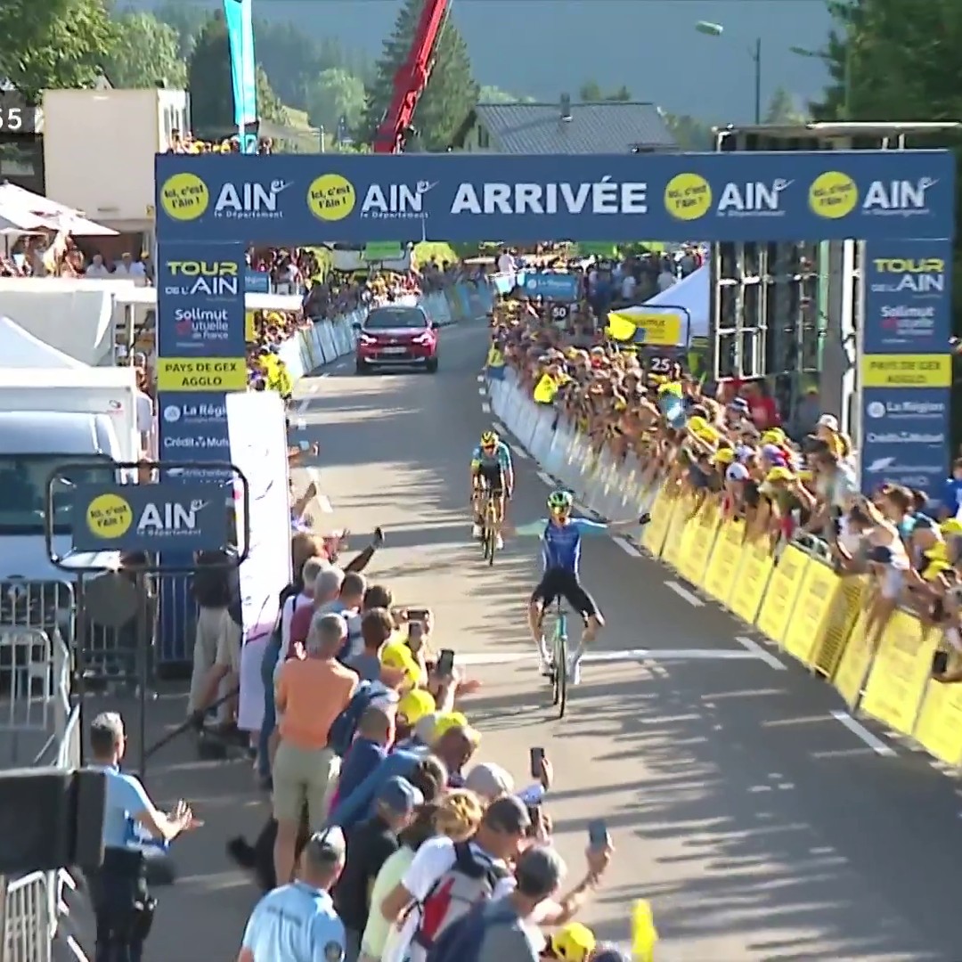 Nicolas Prodhomme (Decathlon-AG2R) a aisément disposé au sprint de Cian Uijtdebroeks pour aller chercher sa 5e victoire de la saison ! Une cassure de 2" a été comptée, le Français (28 ans) est leader avant la dernière étape demain. #TDA2025