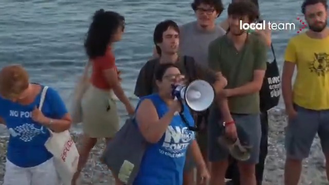 Un gruppo di messinesi protesta contro i messinesi "leccaculo", Salvini, il Ponte e contro una feluca (barca per pescare il pesce spada) agghindata con le bandiere della Lega. Ripeto, una feluca della Lega a Messina. Il metaverso - via Local Team