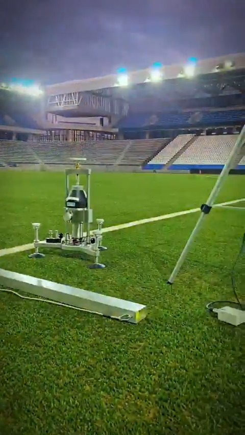 Una cancha del mรกs alto nivel para el estadio mรกs moderno de Chile ๐ Asรญ fue la inspecciรณn tรฉcnica del laboratorio -autorizado por FIFA- para la certificaciรณn Quality Pro โญ de nuestro Claro Arena ๐๏ธโช๐ต La certificaciรณn FIFA Quality Pro se otorga รบnicamente a aquellas canchas que cumplen con los mรกs altos estรกndares de calidad, seguridad y rendimiento exigidos para el fรบtbol profesional internacional.