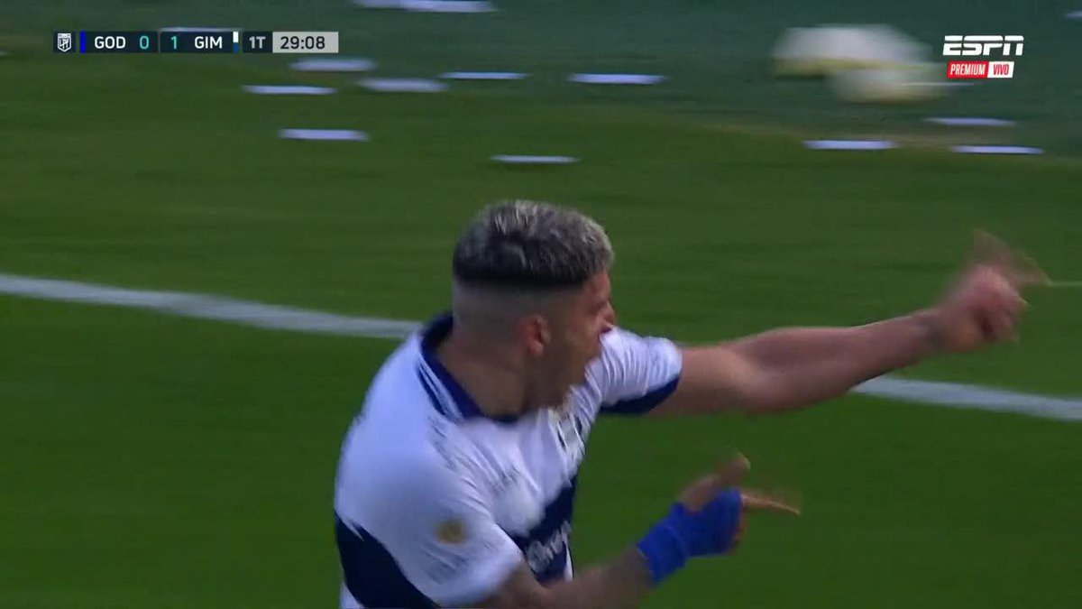 Merentiel festeja así todos los partidos y jamás vi que se lo amoneste. Vergüenza. #GELP #CGE