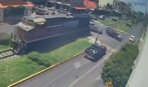 Este fue el momento exacto en el que un tren chocó contra un automóvil en #Irapuato, #Guanajuato, dejando seis personas fallecidas. En el video se observa cómo dos vehículos logran cruzar, pero otro queda atrapado en las vías y es impactado de lleno.