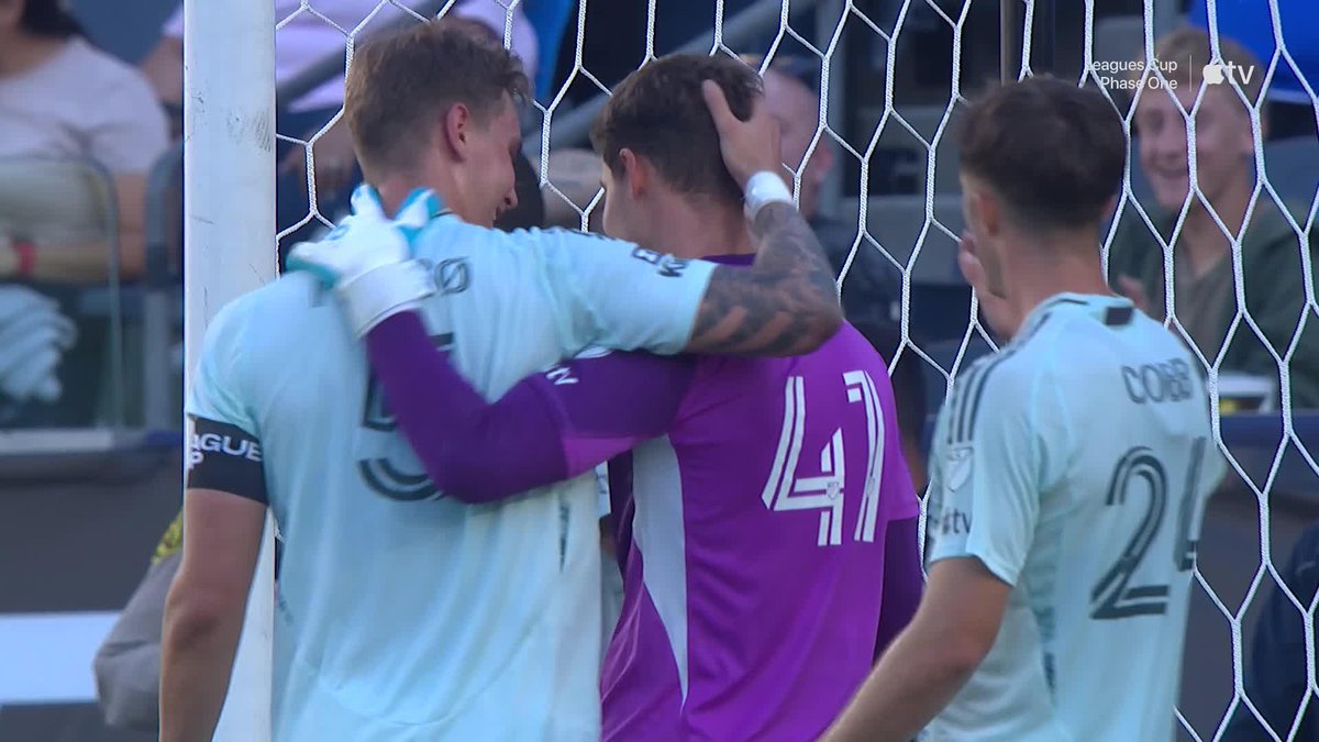 Double save from Nico Hansen to keep Cruz Azul out! 🚫🚫