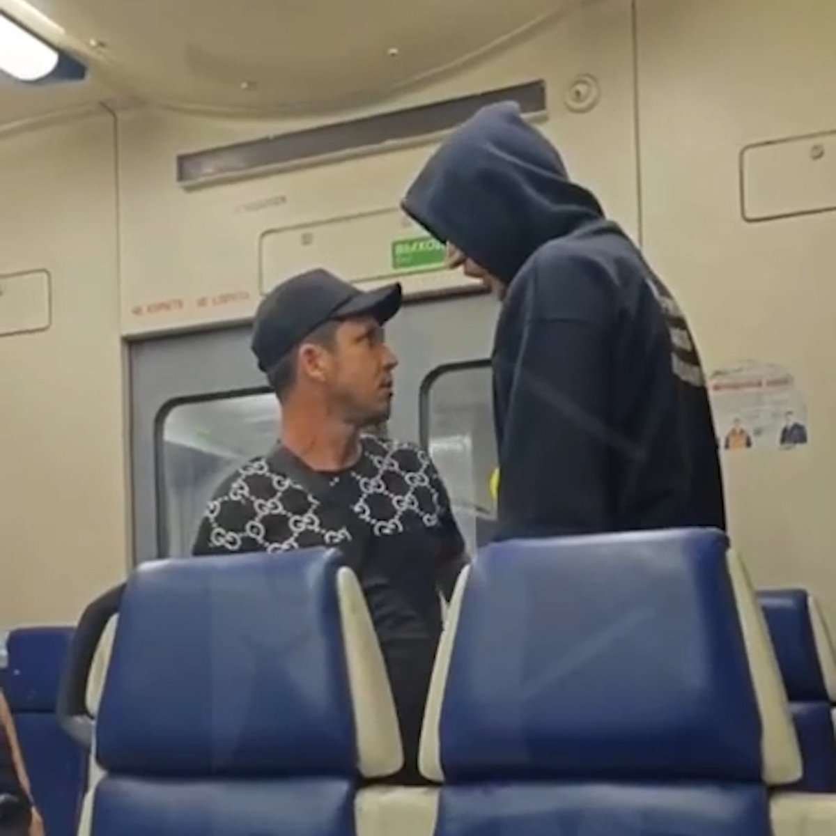 En un tren de Moscú, un pasajero amenazó a una controladora. Pero otro hombre intervino, y su sola presencia física bastó para calmar al agresor de inmediato.