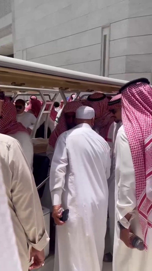 نقل جثمان الطالب #محمد_القاسم إلى مقبرة الشهداء في مكة المكرمة. -