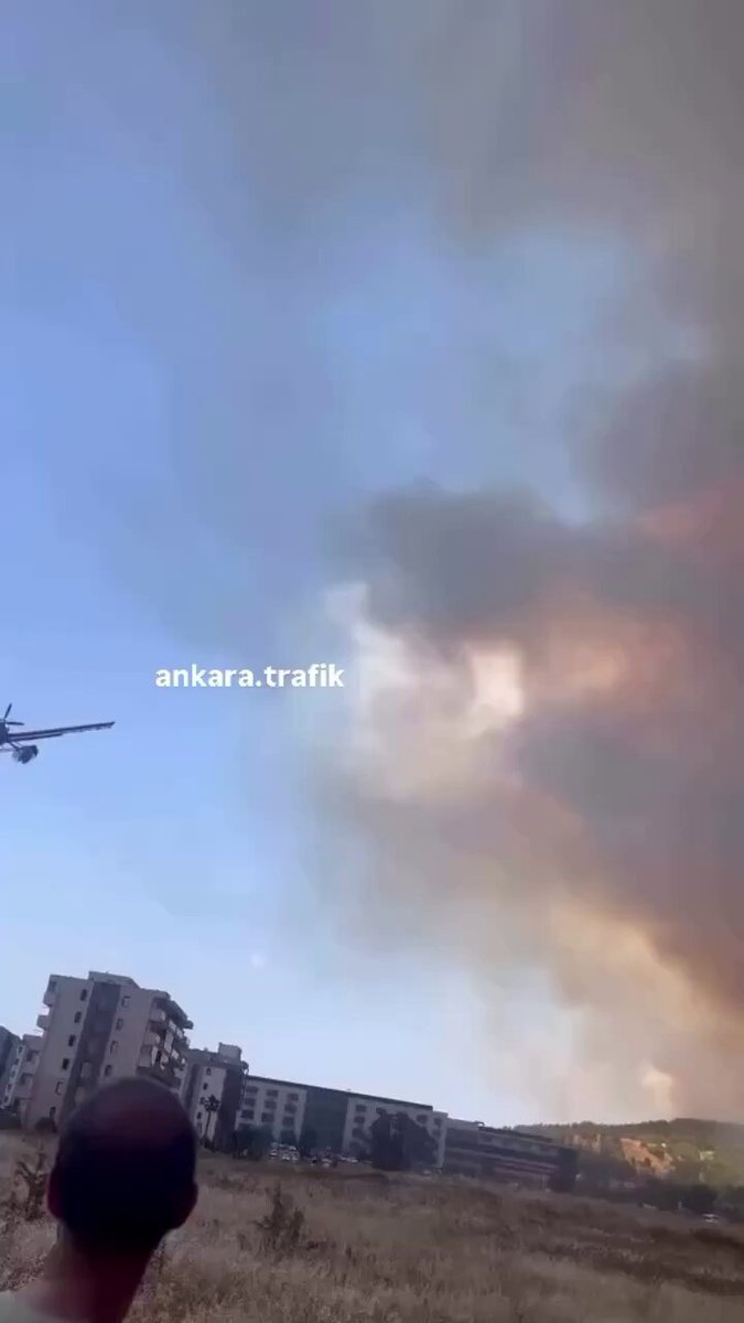 Çanakkale'deki yangına havadan müdahale ediliyor.