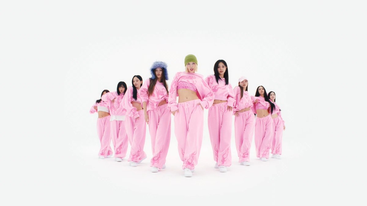 fun fact TWICE is the only K-Pop girl group to chart two songs in the same time on Global Apple Music in 2025: Apple Music is the most organic platform since it can’t be manipulated