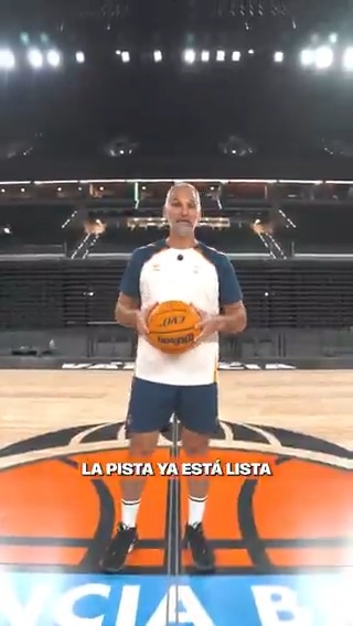 𝙎𝙪𝙚𝙣𝙖 𝙗𝙞𝙚𝙣, 𝙑𝙞́𝙘𝙩𝙤𝙧 🤩🤤 ¿Quién mejor que el gran Víctor Luengo 15 para probar el nuevo parqué de Valencia Basket Club? La pista está ya preparada en Roig Arena y Víctor nos cuenta sus primeras impresiones 🏀🧡