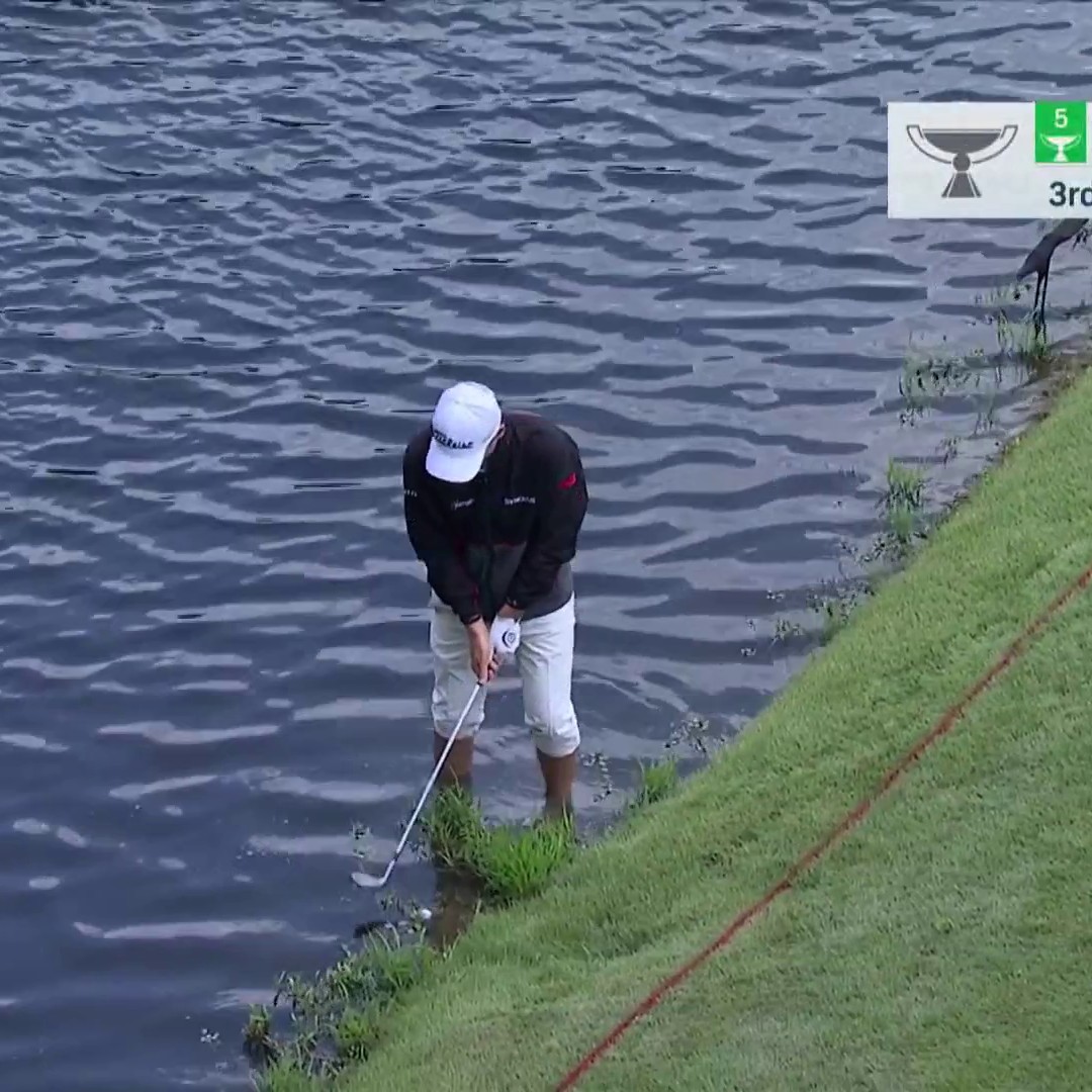 Russell Henley splashes out an impressive shot from the water on No. 3. 👏