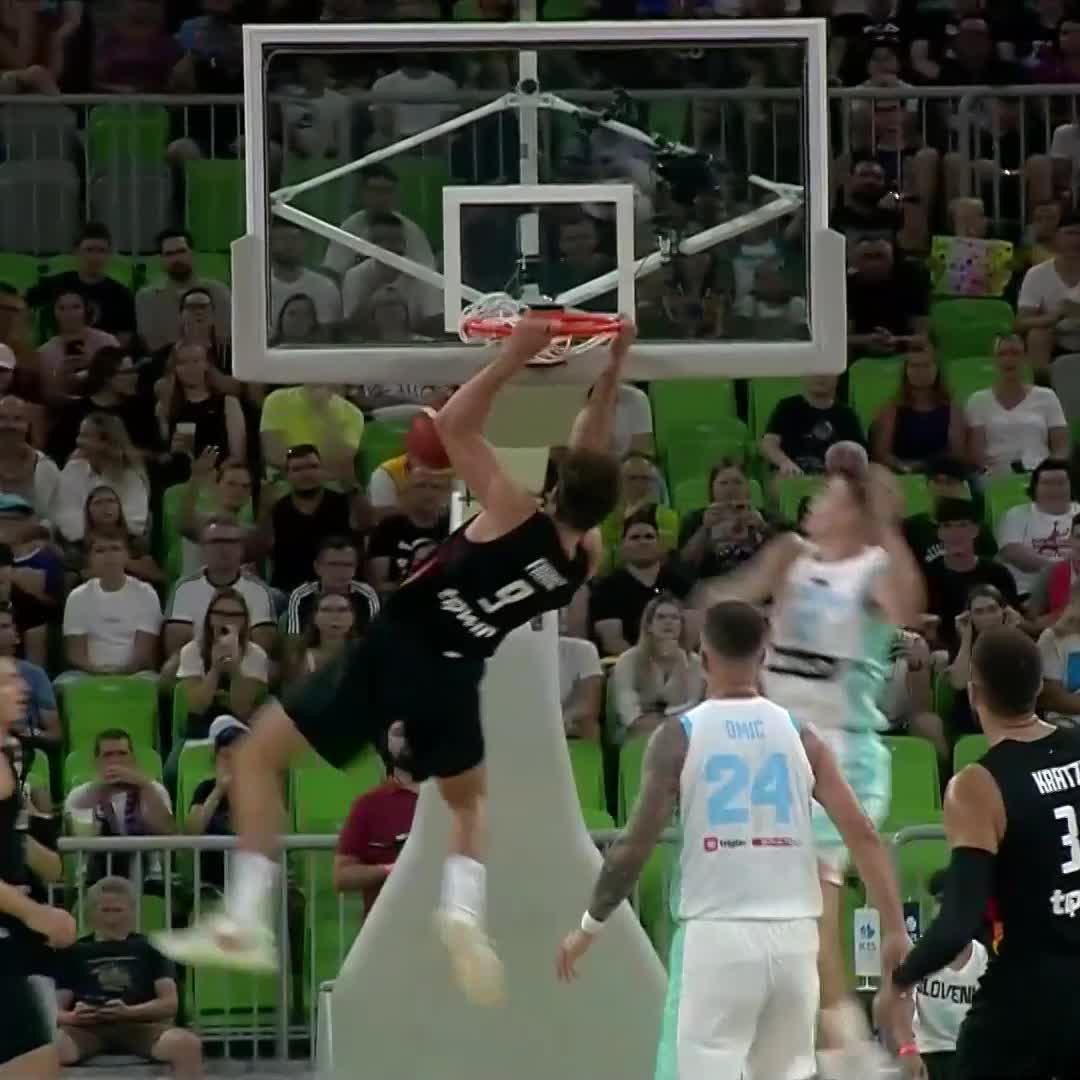 It's too late to try &amp; stop Franz when he is at the rim 😤🇩🇪