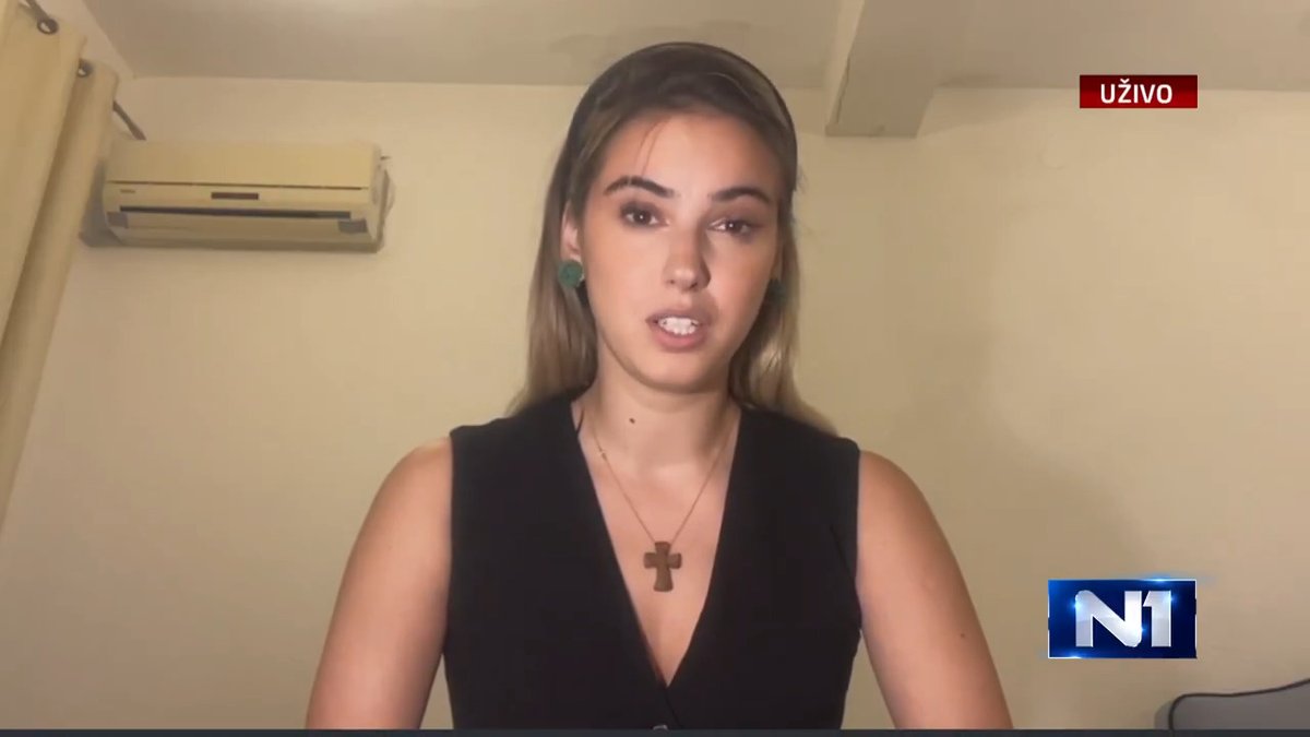 Studentkinja Pravnog fakulteta u Beogradu, Helena Strugar, kojoj je zabranjeno da se vrati u Srbiju, kaže da je neizmerno zahvalna svojim kolegama i građanima koji večeras protestuju ispred BIA, tražeći da se ta odluka poništi.
