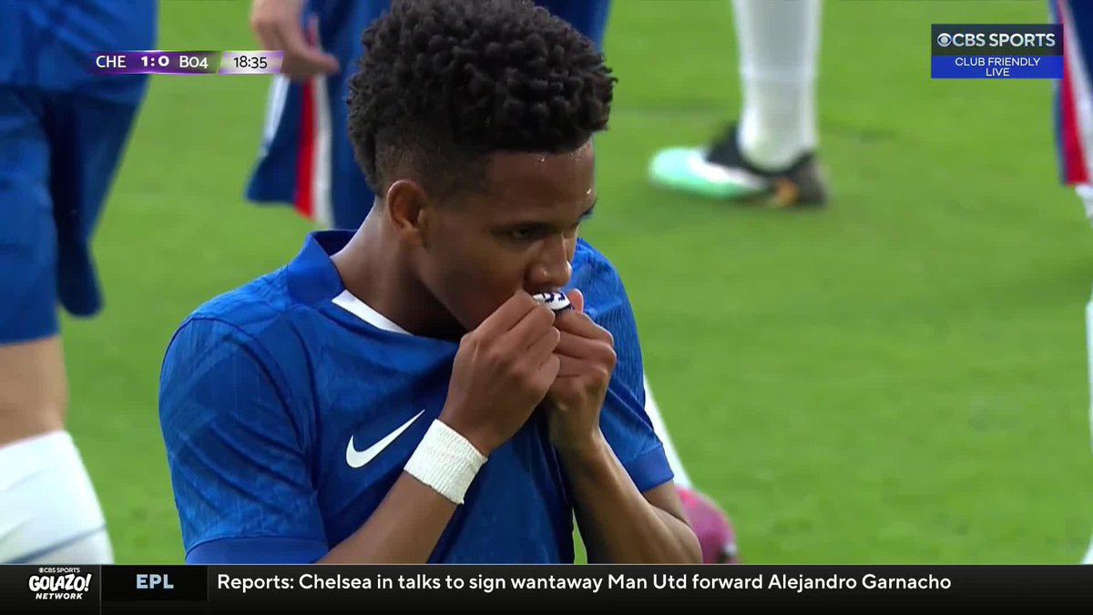 JSJSJSJSJS ESTEVAO ACABA DE DEBUTAR EN EL CHELSEA EN UN AMISTOSO, HIZO UN GOL Y SE BESÓ EL ESCUDO, NI LOS JUGADORES DE VÉLEZ SE ANIMARON A SER TAN VENDEHUMOS.
