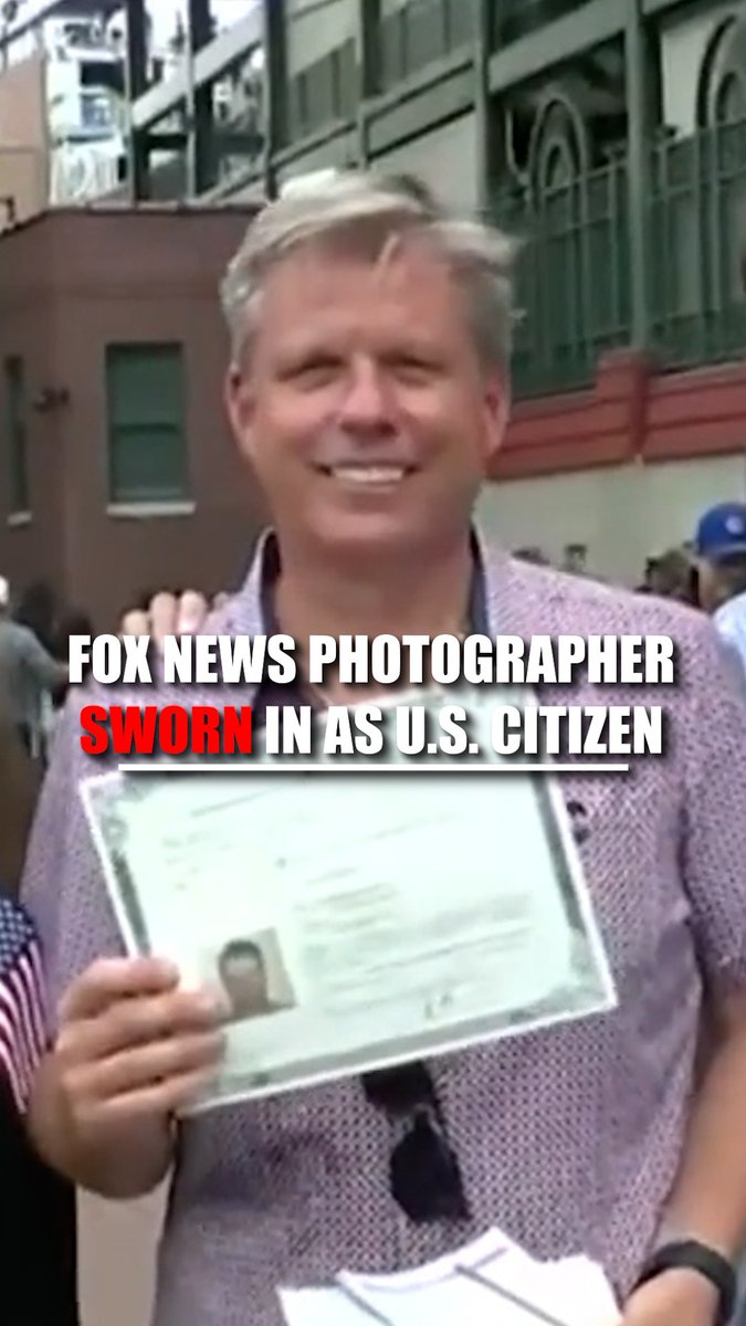 Fox News photographer sworn in as U.S. citizen 🇺🇲