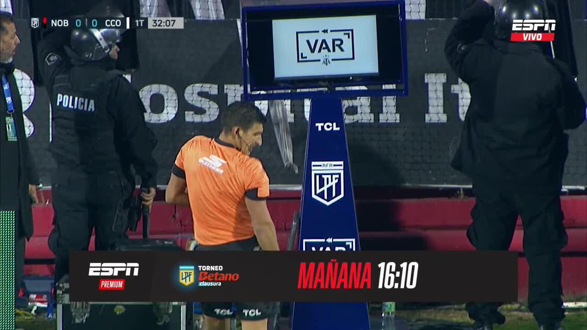 Merlos intentando revisar una jugada en el VAR en la cancha de Newell's.