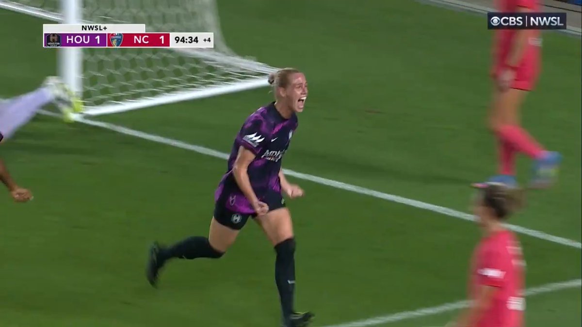 Sophie Schmidt buries the game-winner from a perfect set-up by Yazmeen Ryan 👏