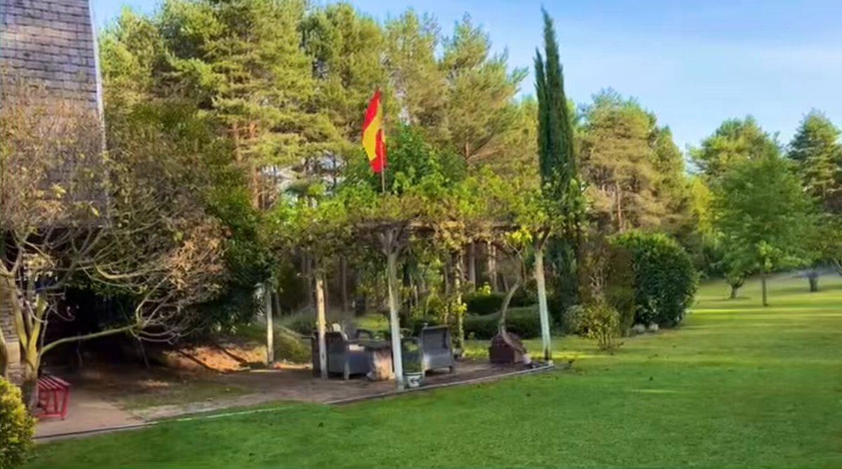 Como todos los veranos, mi primer día de vacaciones cambio la bandera por una nueva. Este año he demorado el acto por imponderables varios. Pero aquí está, ORO Y FUEGO, los colores de GLORIA de la España eterna ondeando al cielo azul de la ESPERANZA.