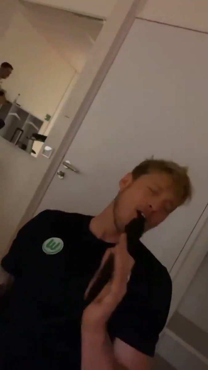 ๐ณ๐ฑ๐ค When Wout Weghorst decided to do some karaoke in the Wolfsburg dressing room. ๐๐ถ