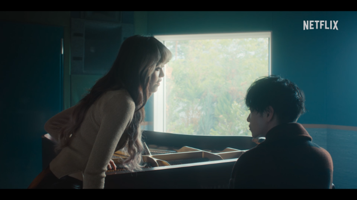合宿で、ユキノ（髙石あかり）と藤谷（佐藤健）が披露した「君とうたう歌」。 寄り添い歌う”いい感じ“の2人に、外では朱音（宮﨑優）がドギマギ…。 #グラスハート #GlassHeart