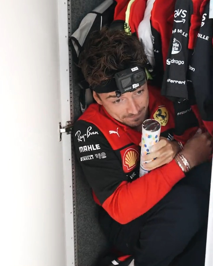 charles waiting 20 mins in the closet to surprise carlos is so funny 😭😭