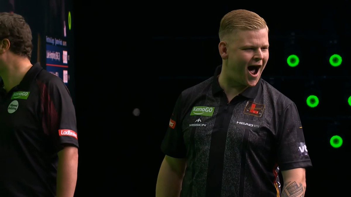 HELLO MIKE! Belgian brilliance here in Wollongong! Mike De Decker produces a sublime 167 finish to establish an early lead against Luke Humphries! 📺 #AusMasters | QF