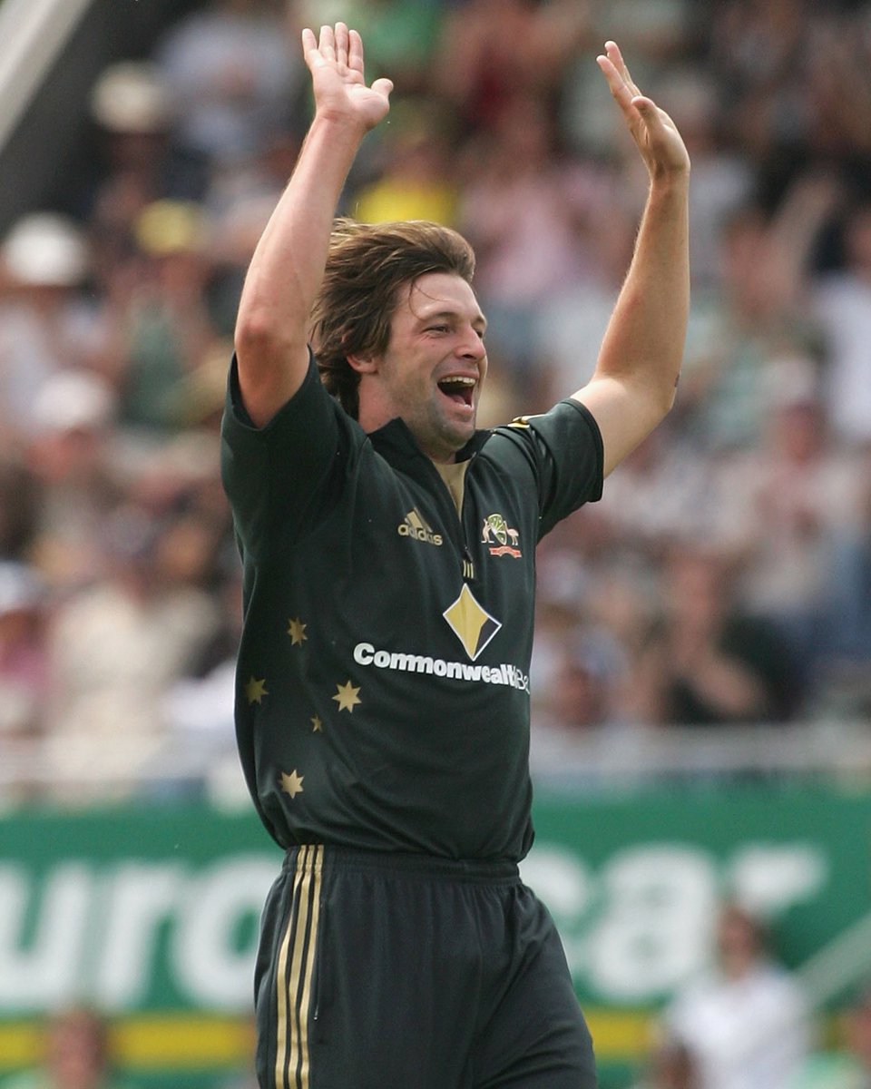 That trademark away-shape at serious pace… you just know it’s Ben Hilfenhaus!!!!!