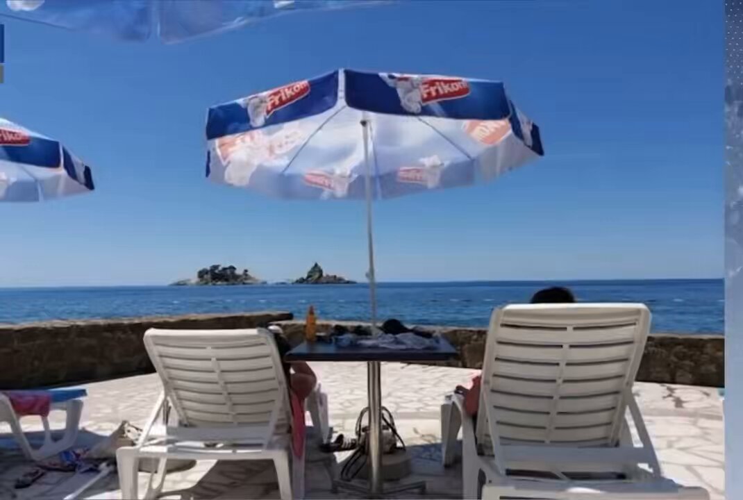 Iako su nam Radunović i Mikijelj obećali da se konačno uvodi red kod zakupa plaža,atraktivna plaža Ponta u Petrovcu još uvijek nije dodijeljena na tenderu Morskog zla,već je stari zakupac inače zvaničkih Ure Ilija Armenko i dalje koristi.Sada nelegalno,bez ikakvih dozvola.