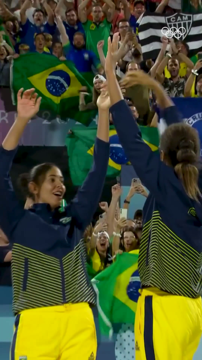 Há um ano atrás Duda Lisboa e Ana Patrícia Ramos conquistavam a medalha de ouro nos Jogos Olímpicos de Paris 2024. Foi um jogo bem movimentado, fomos do barraco ao lugar mais alto do pódio. Um dia memorável 🏐🇧🇷🥇