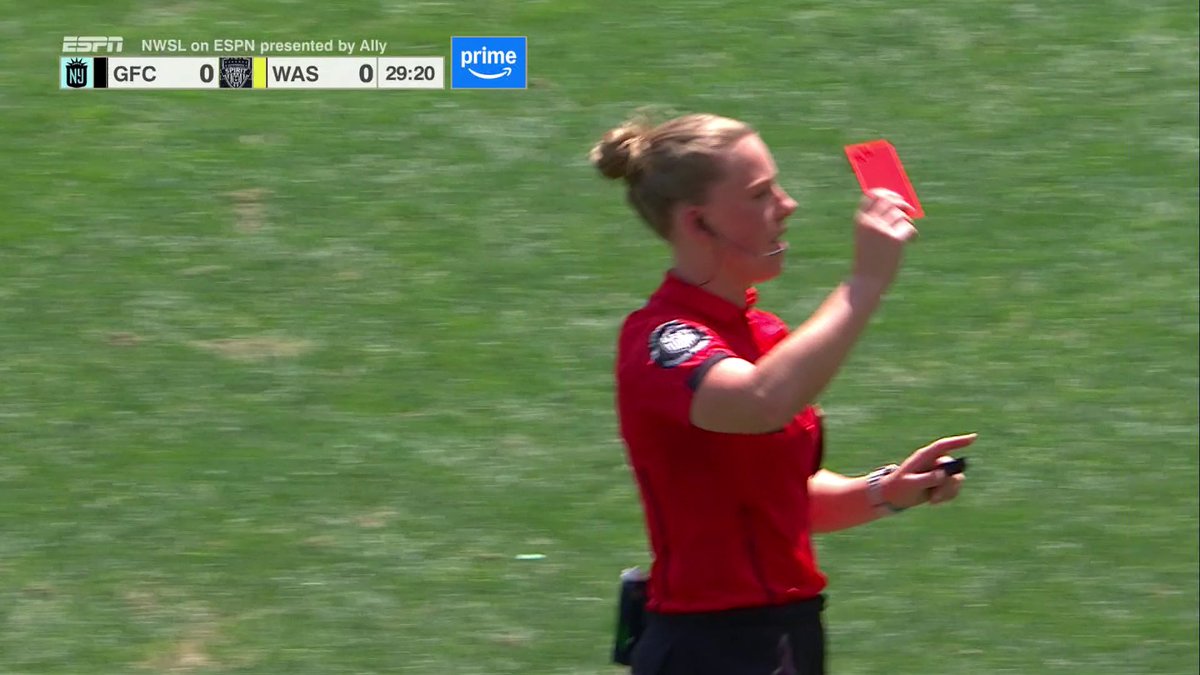 Gotham FC's Geyse is handed a straight red card after the referee reviewed this challenge with the VAR. 📺 ESPN/ESPN+