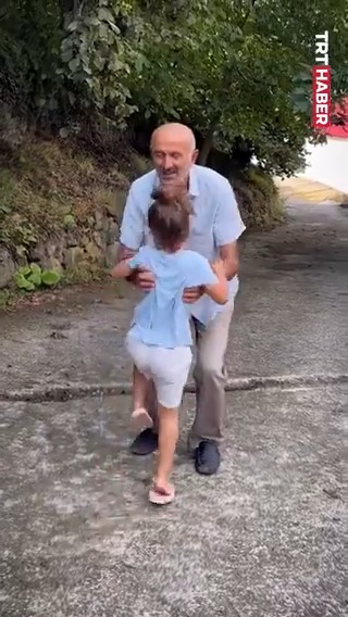 Bu kez torunu dedesine koştu… Trabzon’da vedalaşan dede ile torunu yeniden buluştu.