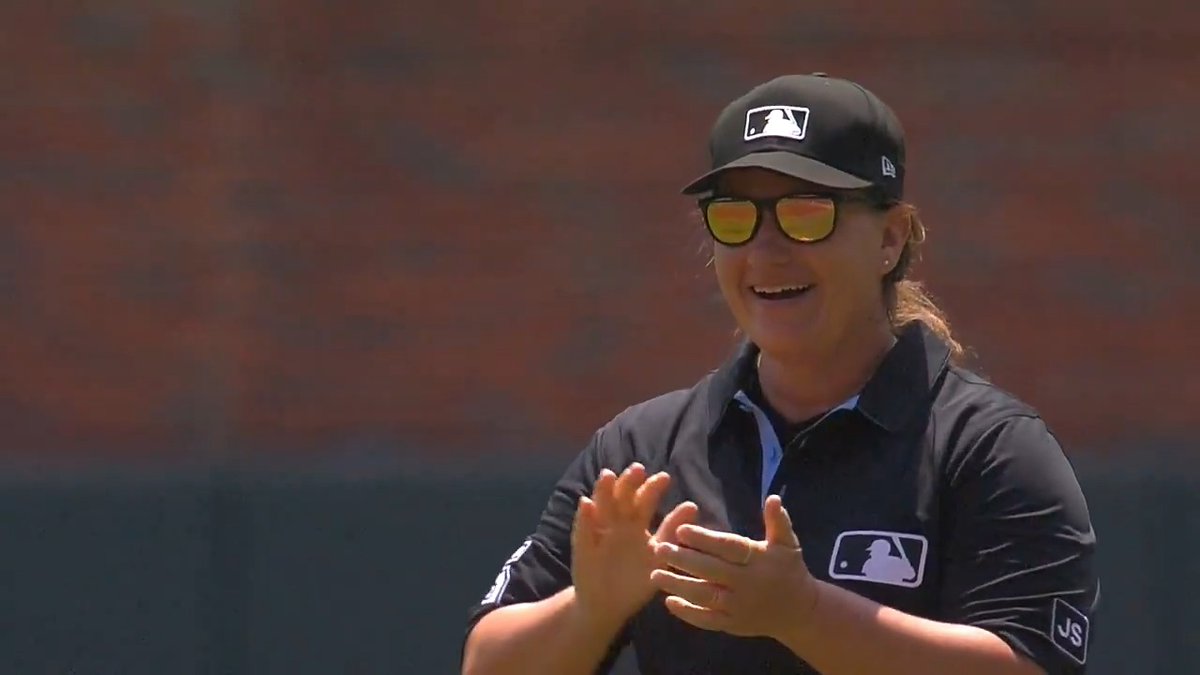 ¡Un día HISTÓRICO para el béisbol! ⚾️ Jen Pawol toma el terreno como la primera mujer árbitro en MLB.
