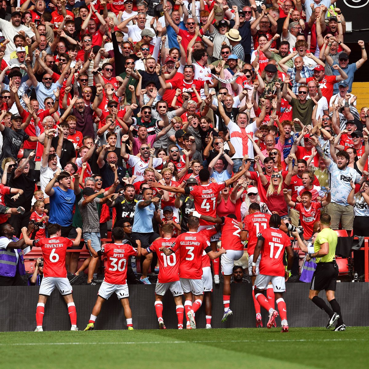 Şu sesi dinleyin! Güney Londra'nın efsane takımı Charlton Athletic, sonunda geri döndüğü Championship'te ilk maçında evi The Valley'de Watford'ı son saniye golüyle yendi. Golün ardından muhteşem Valley stadyumu adeta yıkıldı. İngiliz futbolu geri döndü.