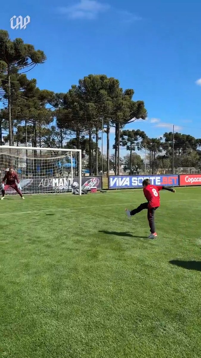 ❤️🖤 Um dia especial para os jogadores e as famílias no CAT Caju. 🎥 Felipe Kryminice/athletico.com.br