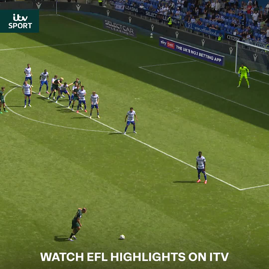 That's how you mark your debut! 💥 18-year-old Cameron Ashia with a magnificent finish for Huddersfield Town !