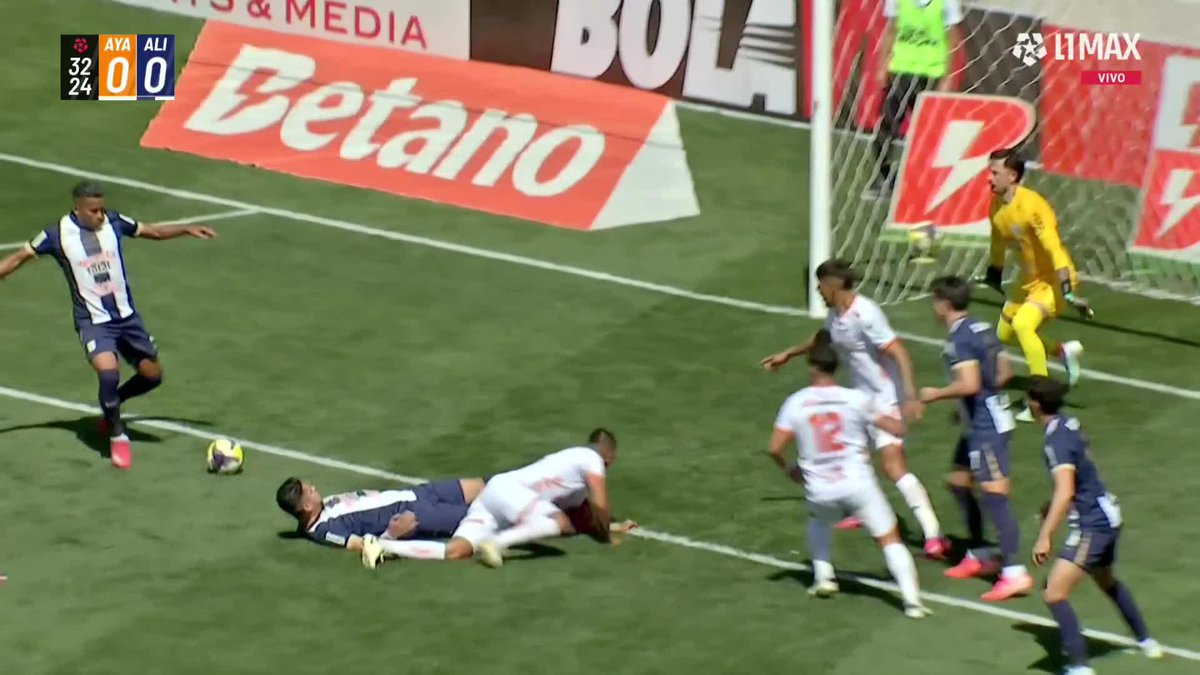 🤔 ¿ERA PENAL O NO? Like: Sí Retuit: No #AyacuchoFC vs #AlianzaLima 📺 Conoce cómo ver L1MAX en vivo 👉 #L1MAX #Liga1TeApuestoEnVivo