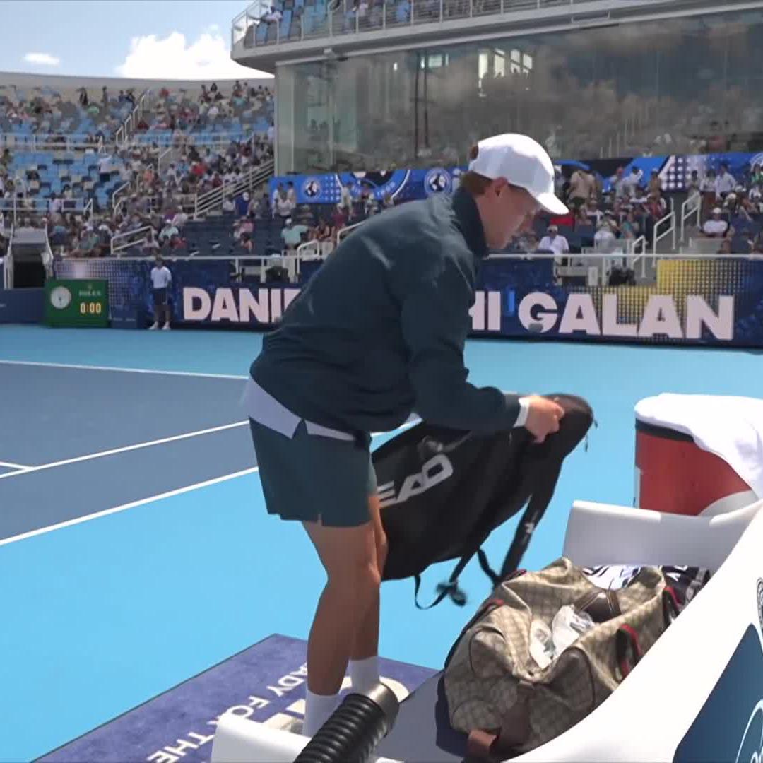 Jannik Sinner steps on court to play his first hard court match since the Australian Open in Cincinnati. Defending champ, welcome back. ❤️🦊