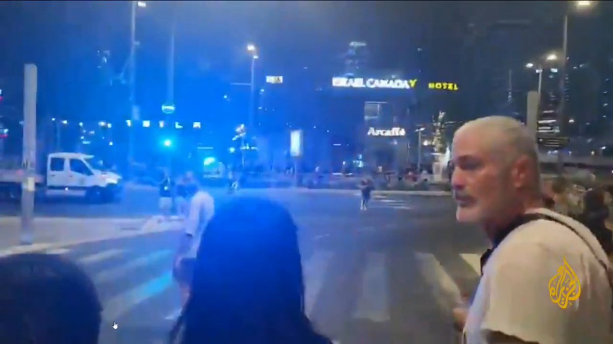 مواجهات بين الشرطة الإسرائيلية ومتظاهرين يدعون إلى إبرام صفقة تبادل، ومتظاهرون يقتحمون أستوديوهات القناة 13 أثناء بث أحد البرامج الشهيرة ويطالبون بوقف الحرب #حرب_غزة #الأخبار