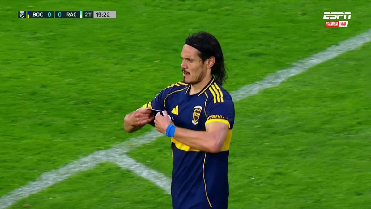 A Cavani lo silba toda la cancha y los hijos de puta enfocan al unico q aplaude. Todo una mafia, aunque hay un par de mononeuronales q lo hacen genuinamente