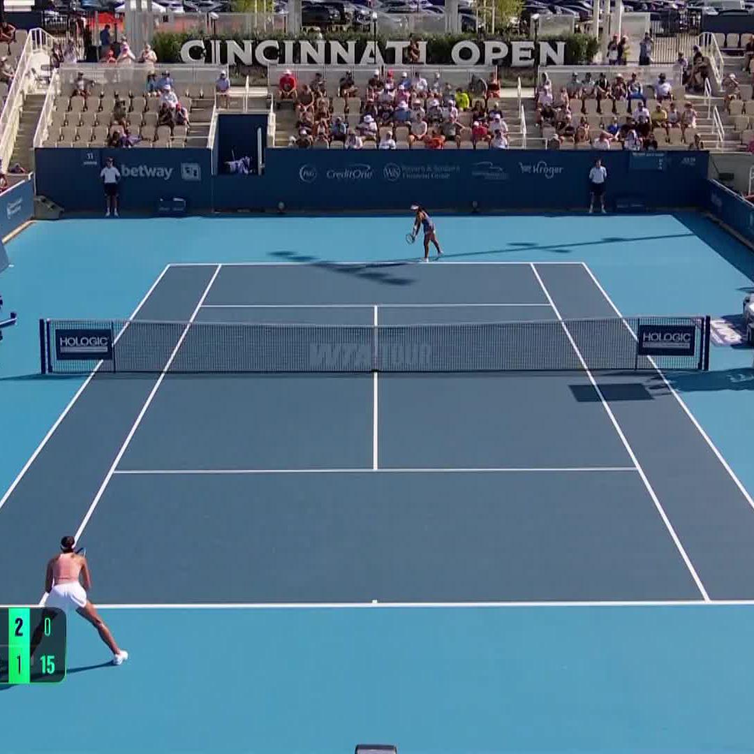 Emma Raducanu hits a fantastic forehand down the line winner against Danilovic in Cincinnati. Moving so well & hitting the ball big. 😮💨