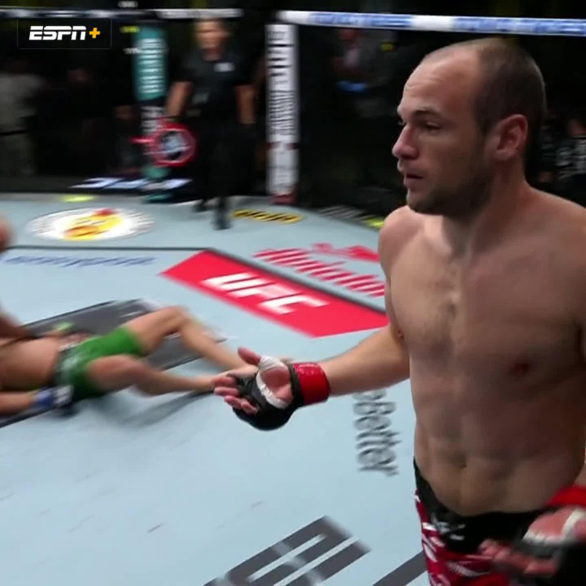 THE LEFT HAND SLEPT HIM 🤯 #UFCVegas109