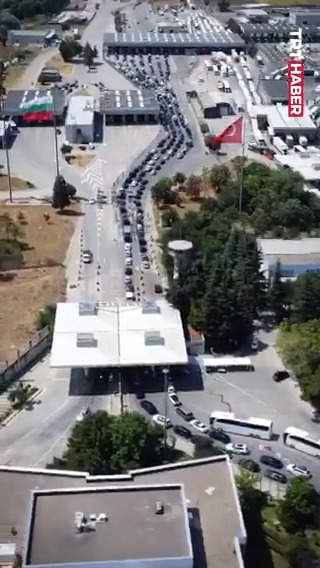 "Sevinçle geldik, hüzünle gidiyoruz." Yaz tatili için memlekete gelen gurbetçiler, vatandan ayrılmanın burukluğuyla yola koyuldu. Kapıkule'de uzun kuyruklar oluştu.
