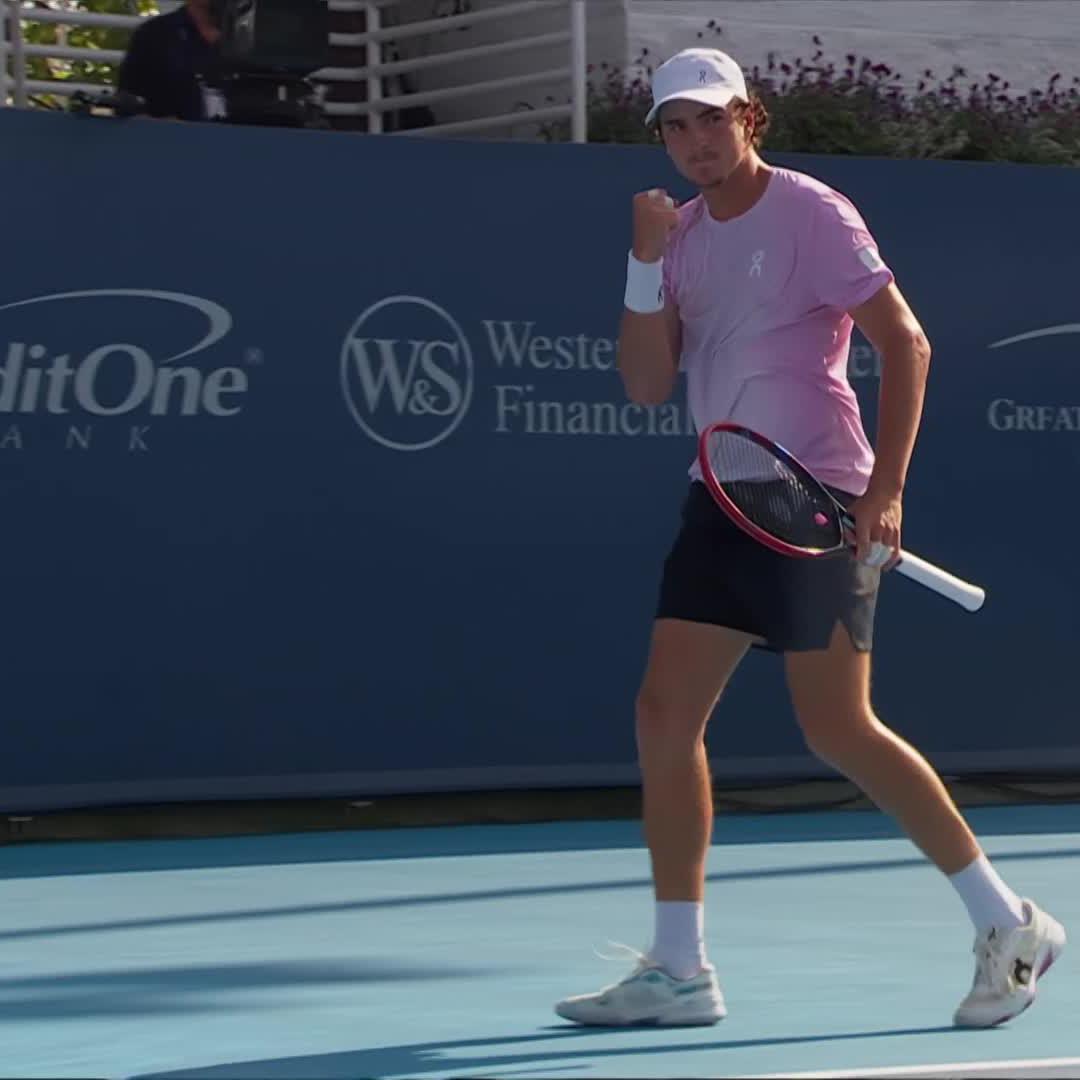 João Fonseca hits a HUGE forehand winner against Davidovich Fokina in Cincinnati. When he has time on that wing, he’s capable of some seriously scary things. Monstrous power at 18 years old. 🇧🇷🚀